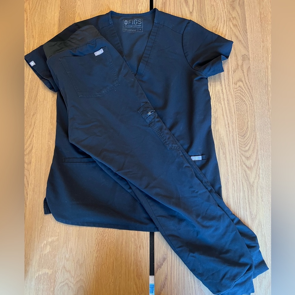 Black figs scrub top (s) and bottom (s/p)